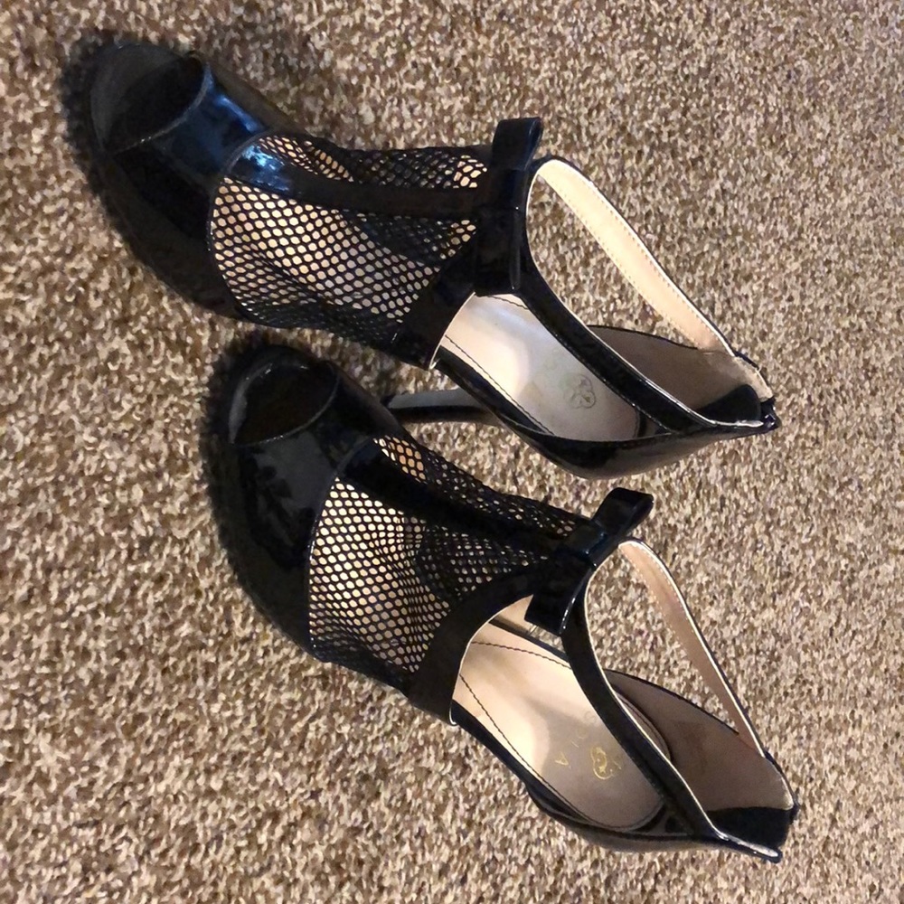 Isola black heels!!